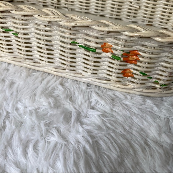 Vintage Woven Wicker Rattan Floral Tabletop Vanity Mirror With Attached Caddy - Picture 9 of 12